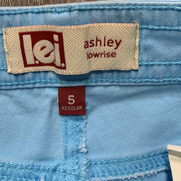 Lei Sky Blue Ashley Low-rise Midi Cuffed Shorts - Picture 8 of 10